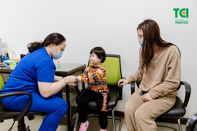 Khám tổng quát cho bé 