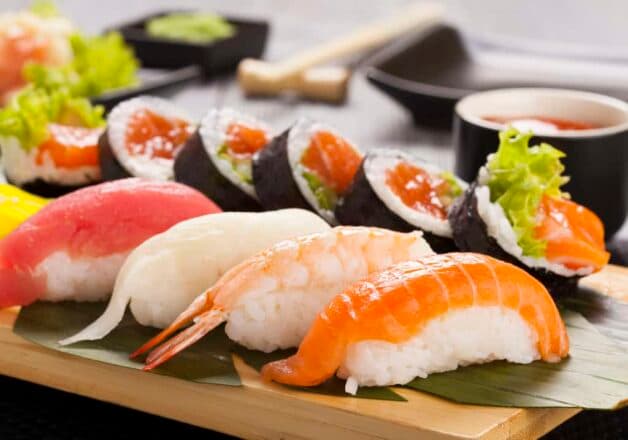 Sushi là món ăn yêu thích của nhiều người song lại là thực phẩm dễ chứa vi khuẩn và ký sinh trùng