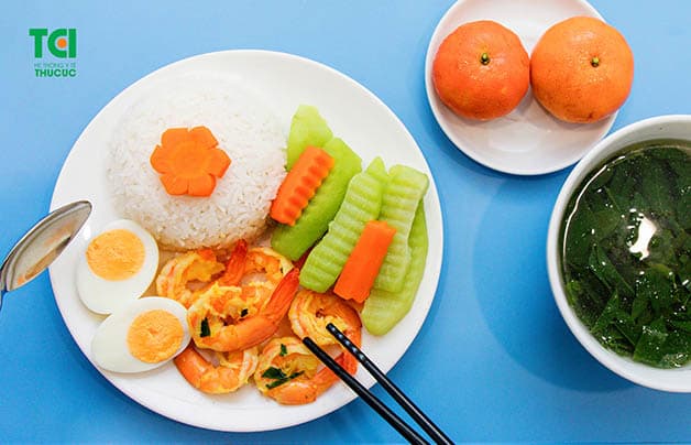 Chế độ dinh dưỡng giúp cải thiện sức khỏe, tăng cường thể lực cho các mẹ ngay từ những tháng đầu mang thai, từ đó hỗ trợ giấc ngủ của mẹ tốt hơn