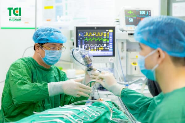 Thầy thuốc ưu tú, bác sĩ Dương Văn Tiến - Trưởng phòng khám Tai mũi họng TCI đã chỉ định phẫu thuật nội soi mũi xoang cho người bệnh (Ảnh: TCI).