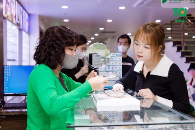 quy trình đo và cắt kính cận như thế nào