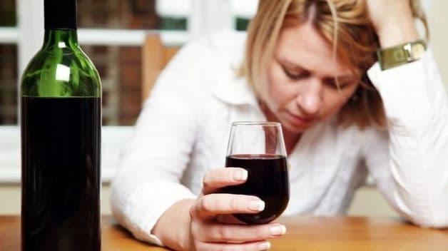 Phụ nữ thường xuyên sử dụng rượu bia hoặc chất kích thích sẽ khiến giai đoạn tiền mãn kinh đến sớm hơn bình thường