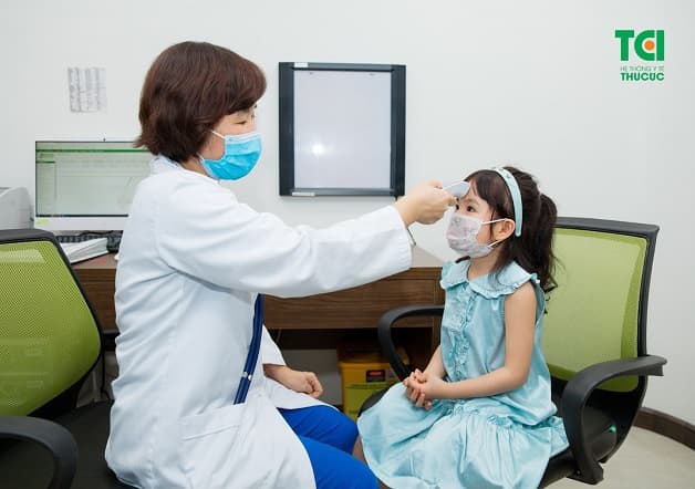 Nếu trẻ sốt phát ban đỏ có những chuyển biến xấu, hãy đưa trẻ đến gặp bác sĩ thăm khám càng sớm càng tốt