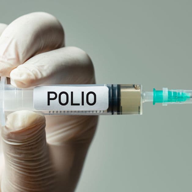 Trẻ tiêm vacxin bại liệt có bị sốt không?