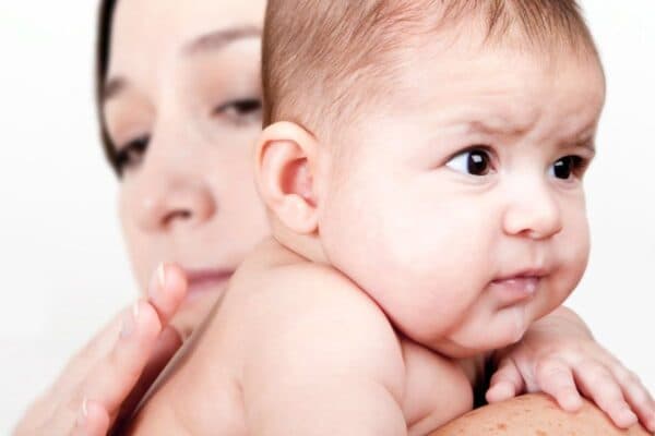 Nôn mửa là tình trạng thức ăn trong dạ dày trào ngược lên miệng của trẻ