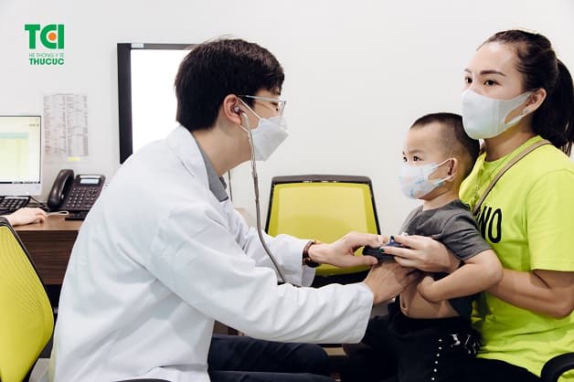 hãy đưa trẻ đến bác sĩ khám để biết chính xác tình trạng bệnh của trẻ trước khi tiến hành điều trị