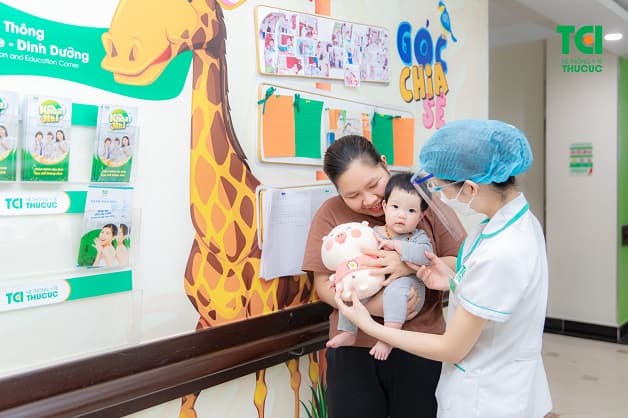 Đưa trẻ đến bác sĩ khi trẻ bị sốt siêu vi