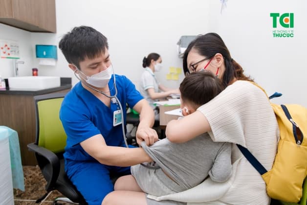 trẻ bị sốt xuất huyết