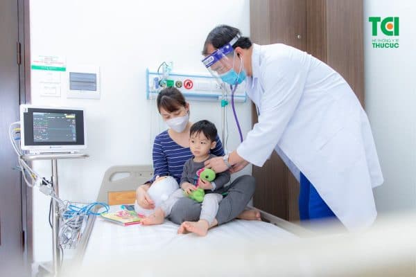 Đưa trẻ tới bệnh viện ngay khi phát hiện trẻ sốt cao, co giật nhiều lần