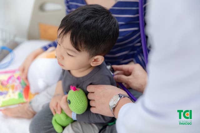 Trẻ sốt kéo dài không cắt: chẩn đoán có thể chưa đúng và đủ