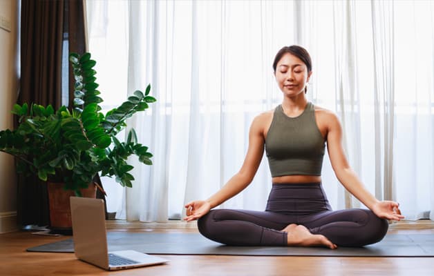 Yoga là một trong những hoạt động thể chất hỗ trợ điều trị viêm đại tràng hiệu quả.