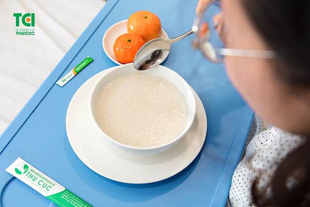 Trước khi đi ngủ, sản phụ chỉ nên ăn nhẹ, đặc biệt là vào buổi tối