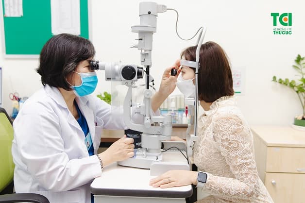 hãy gặp bác sĩ để được tư vấn các điều trị viêm kết mạc nhanh khỏi nhất