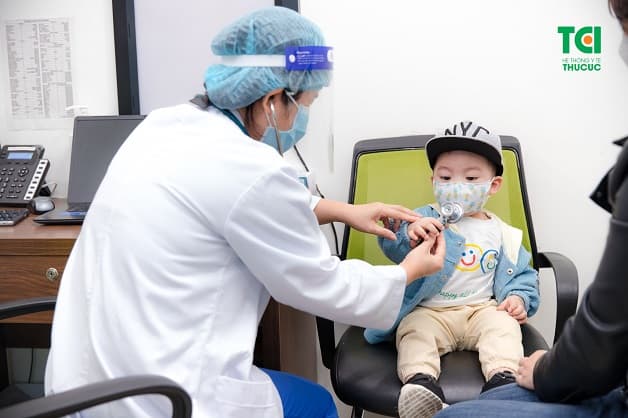 Gặp bác sĩ là cách giúp phòng ngừa biến chứng viêm kết mạc cho trẻ 2 tuổi