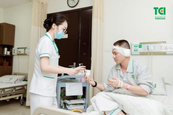 Người bệnh được theo dõi đặc biệt sau khi phẫu thuật (Ảnh: TCI).