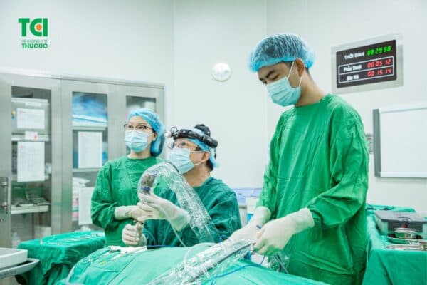 Phẫu thuật vá nhĩ cho người bệnh được thực hiện tại phòng mổ thuộc Hệ thống Y tế Thu Cúc TCI (Ảnh: TCI).