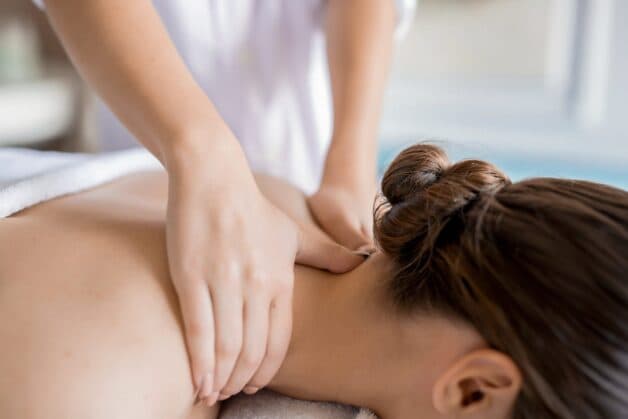 Giảm đau đầu nhờ massage