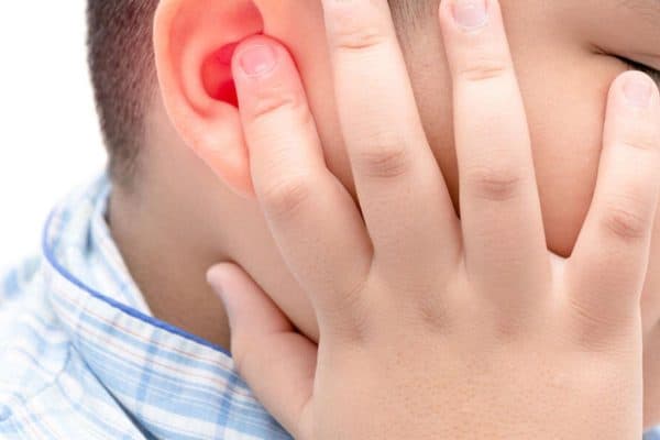 Trẻ bị viêm tai giữa thường xuất hiện dịch mủ bất thường trong tai, sốt, ngứa tai...