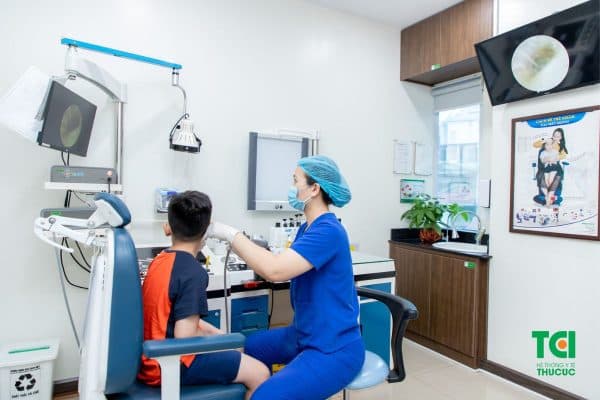 Điều trị viêm tai giữa ở trẻ có thể dùng thuốc, chích rạch dẫn lưu mủ hoặc phẫu thuật...