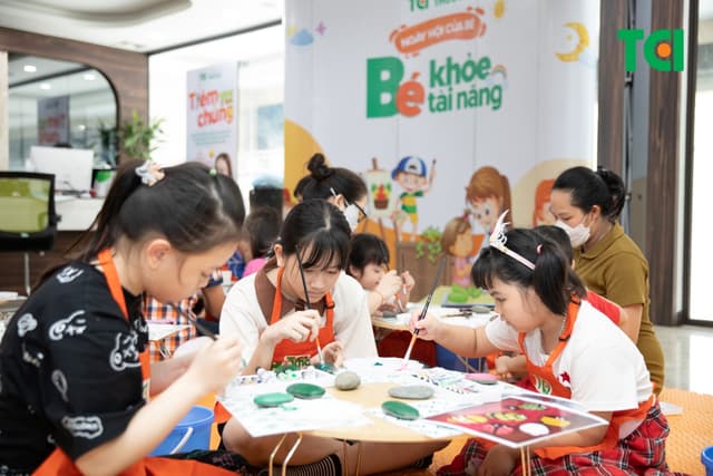 Sự kiện &#8220;Ngày hội của bé&#8221; 7/5: Những ấn tượng về lớp hội họa trên đá