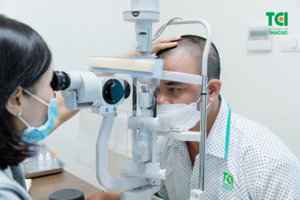 Bị đục thủy tinh thể nặng