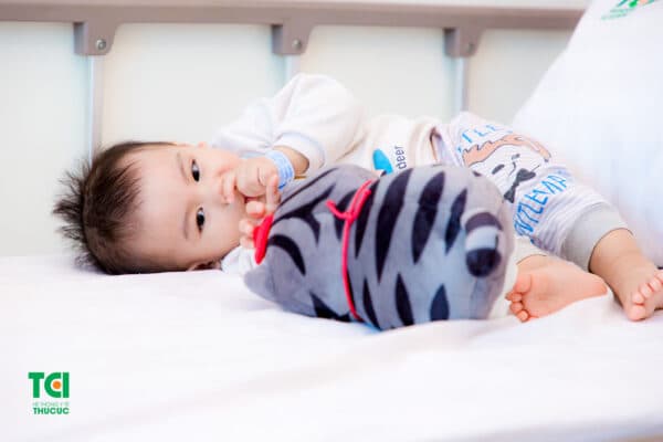 Khi trẻ bị cảm lạnh ba mẹ cần làm gì trước tiên?