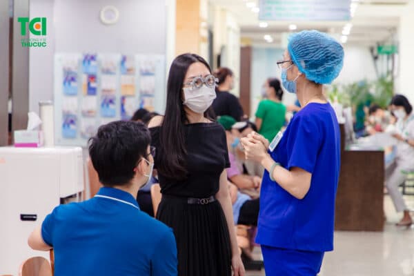 Khách hàng khám tật khúc xạ mắt 