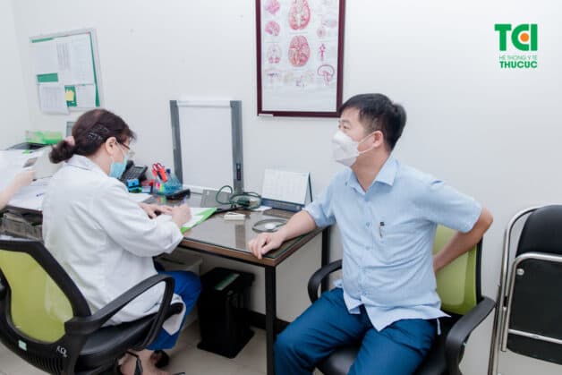 Không chủ quan với tình trạng đau khớp gối, nên đi khám sớm để có hướng điều trị phù hợp