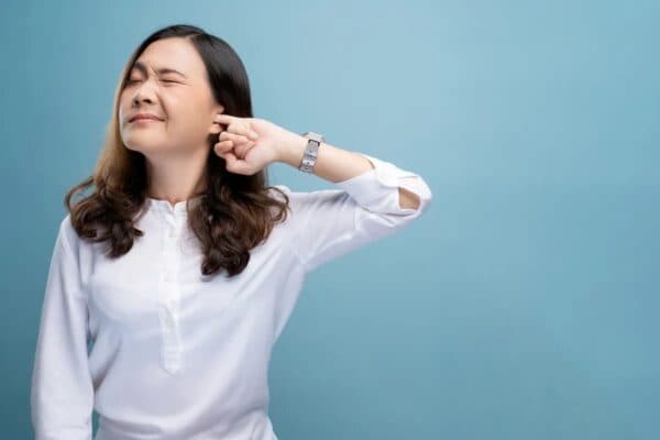 Người mắc dị vật trong tai thường có cảm giác đau nhức, nhói tai, nghe kém