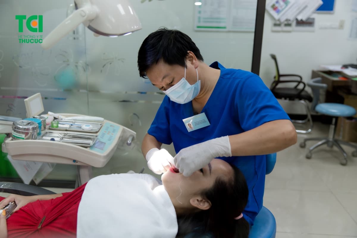 Trồng răng sứ Titan, nên hay không nên?