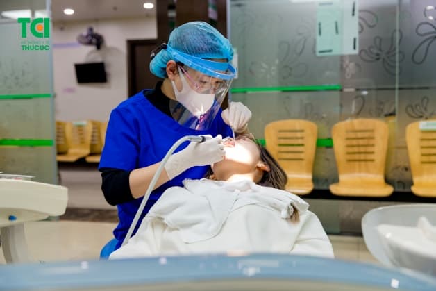 trồng răng sứ Titan