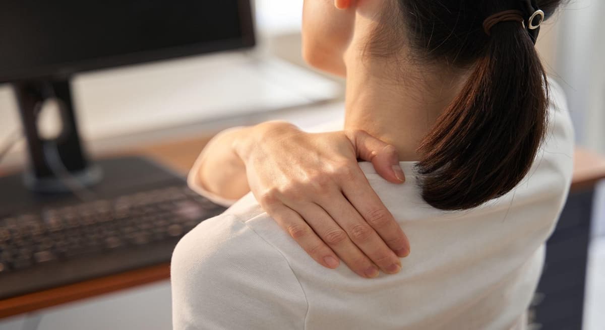 Triệu chứng và cách điều trị thoái hóa khớp vai