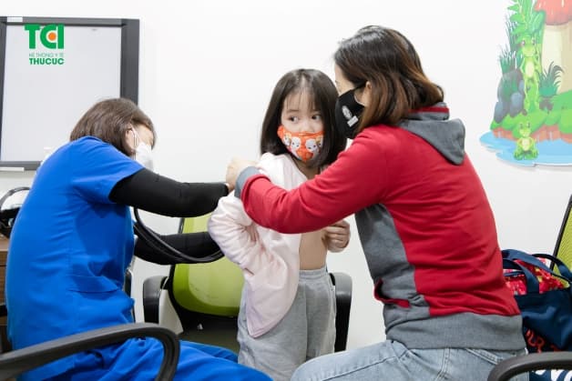 bé bị sốt xuất huyết