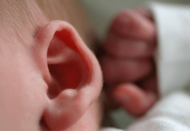 Viêm tai giữa có thể dẫn đến những biến chứng nguy hiểm nên cha mẹ không được chủ quan