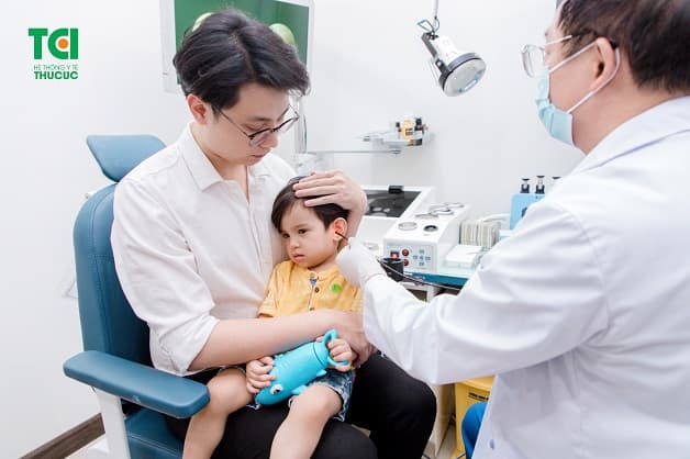Trẻ bị viêm tai giữa sẽ không nguy hiểm nếu được chữa trị đúng cách