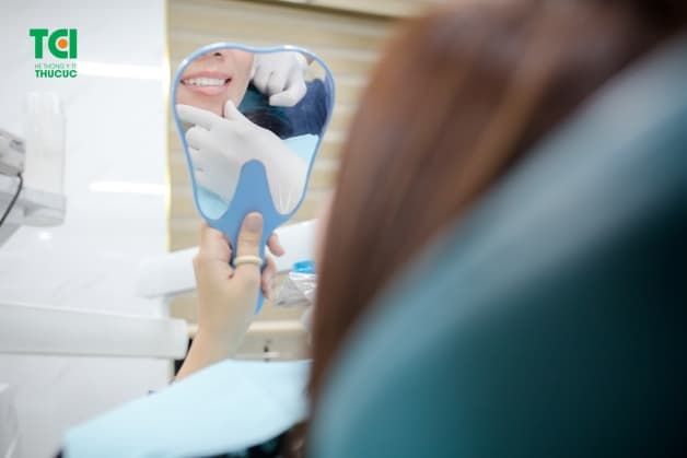 Bọc răng sứ bị hở