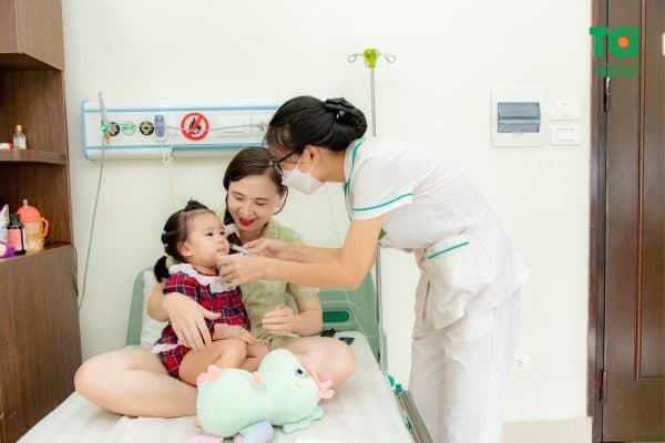 Sử dụng thuốc là một trong số những cách trị viêm họng cho bé thường được áp dụng