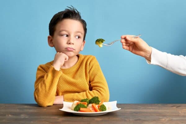 Khi bị hóc xương cá, tuyệt đối không nên ăn, uống để tránh làm xương bị mắc sâu hơn