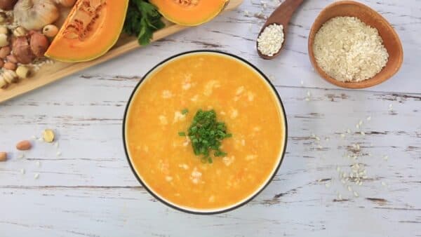 Cháo bí đỏ là lựa chọn hàng đầu khi bé bị cảm lạnh 