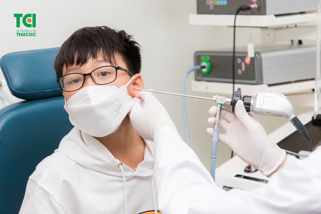 Cách chữa viêm tai giữa hiệu quả nhất sẽ được bác sĩ tư vấn khi ba mẹ đưa trẻ đến khám