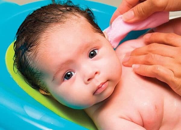 Vệ sinh tai đúng cách là một trong những phương pháp giúp bé phòng ngừa viêm tai giữa