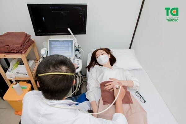 Khi có dấu hiệu viêm khớp dạng thấp nên đi khám để được điều trị kịp thời 