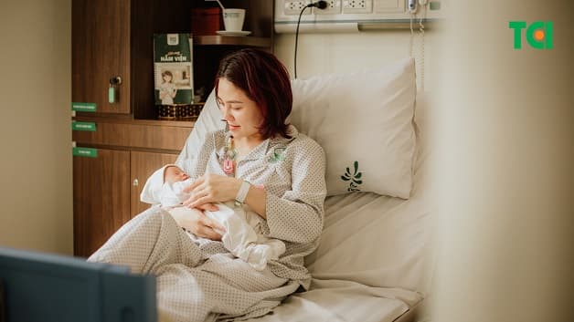 Tư thế ngồi giúp mẹ vừa có thể nghỉ ngơi mà vẫn có thể chăm sóc con