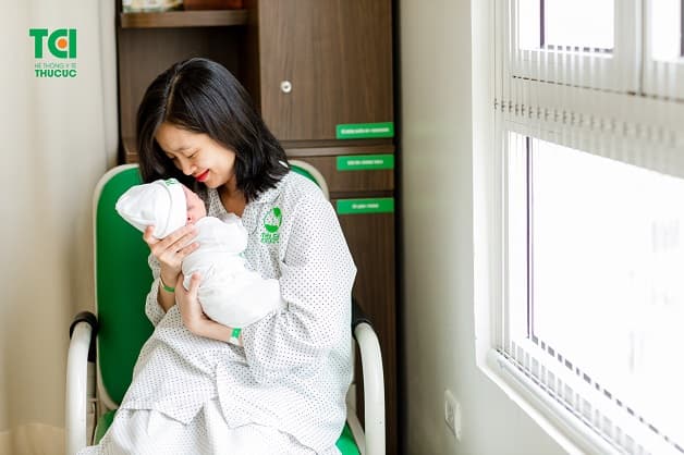 Phụ nữ sau sinh cần chế độ nghỉ ngơi hợp lý và tâm trạng thoải mái để hồi phục nhanh sau sinh