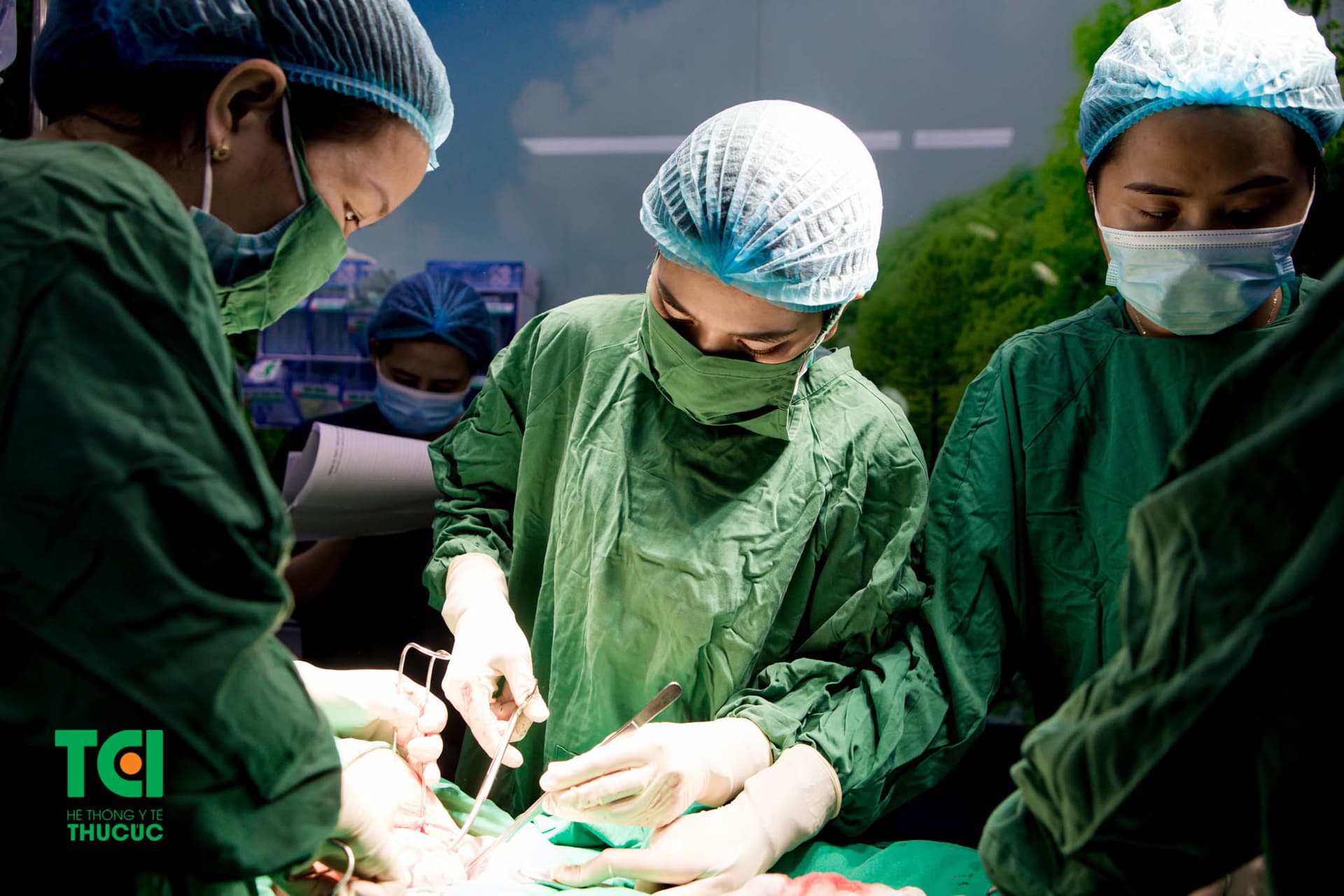 Sinh mổ là phẫu thuật giúp lấy thai nhi, nhau và màng ối qua một vết mổ ở bụng dưới và tử cung của mẹ