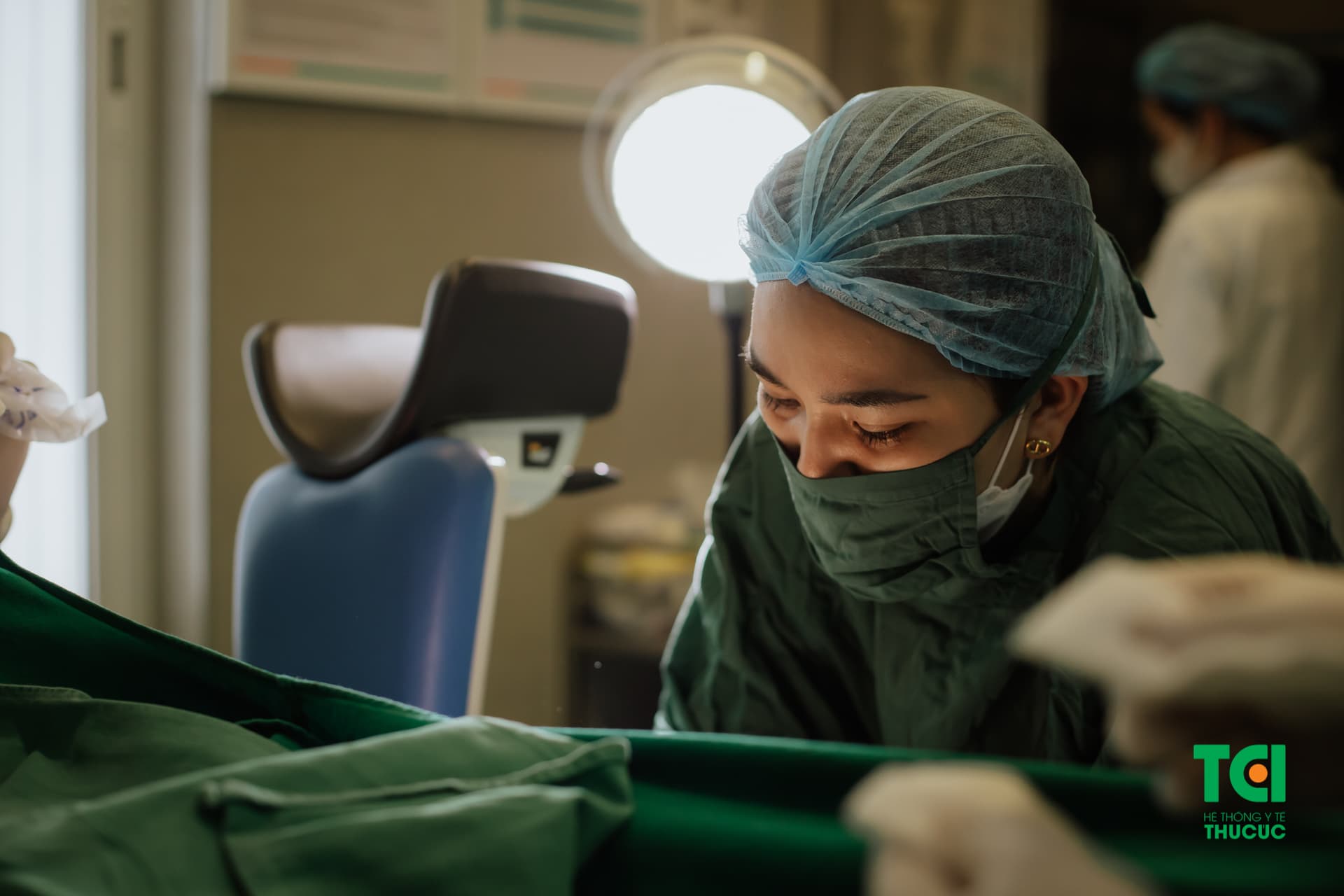 Đẻ thường khâu thẩm mỹ tầng sinh môn không phải ai cũng thuận lợi thực hiện, bác sĩ sẽ ưu tiên cầm máu và xử lý chấn thương