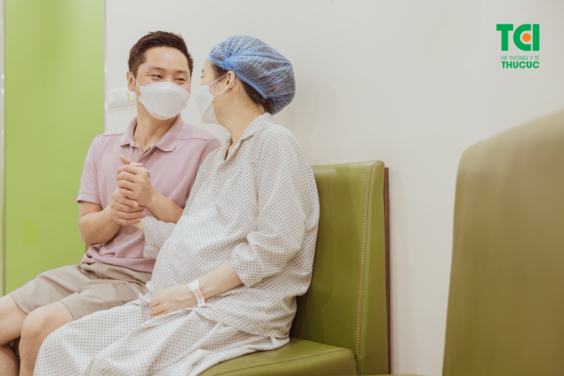 Mẹ nên chọn sinh nở tại các bệnh viện uy tín có đội ngũ bác sĩ giỏi trực tiếp đỡ đẻ để đảm bảo an toàn và khâu thẩm mỹ đẹp