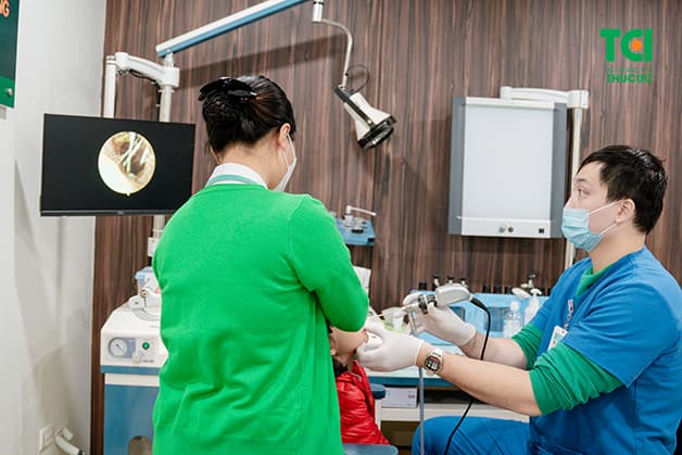 Bác sĩ khám dị vật trong mũi cho trẻ