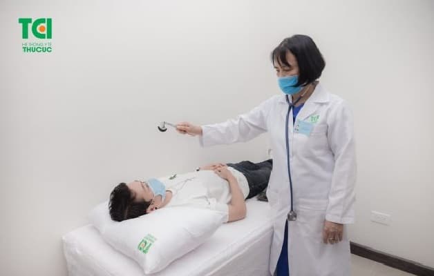 Đến bệnh viện để bác sĩ thăm khám khi khi có biểu hiện mờ mắt đau đầu