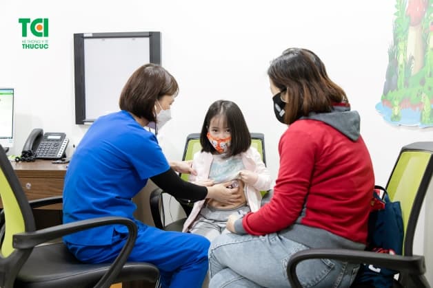 điều trị táo bón cho trẻ